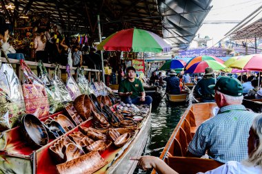 Damnoen Saduak 'ta yüzen pazar, yerel halkın tekne ve kanalda iyi şeyler satması açısından en iyi turistik ilgi odağı. Turistler de tekne gezisine çıkar. Ratchaburi, Tayland - 8 Ocak 2025.