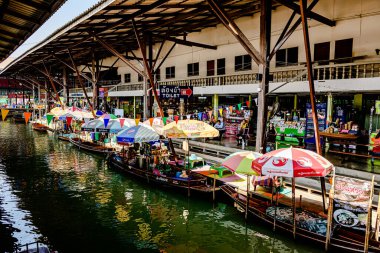 Damnoen Saduak 'ta yüzen pazar, yerel halkın tekne ve kanalda iyi şeyler satması açısından en iyi turistik ilgi odağı. Turistler de tekne gezisine çıkar. Ratchaburi, Tayland - 8 Ocak 2025.