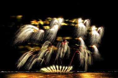 Pattaya, Tayland 'daki Uluslararası Havai fişek Festivali' nin güzel havai fişekleri. Siyah arkaplanda gösteriliyor.