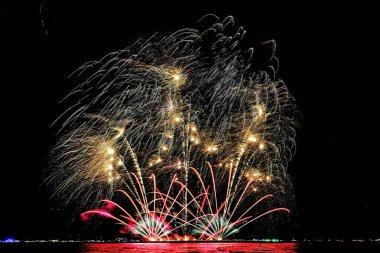 Pattaya, Tayland 'daki Uluslararası Havai fişek Festivali' nin güzel havai fişekleri. izole edilmiş siyah arkaplan.
