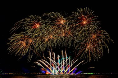 Pattaya, Tayland 'daki Uluslararası Havai fişek Festivali' nin güzel havai fişekleri. izole edilmiş siyah arkaplan.