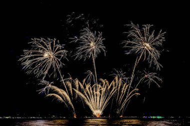 Pattaya, Tayland 'daki Uluslararası Havai fişek Festivali' nin güzel havai fişekleri. Siyah arkaplanda gösteriliyor.