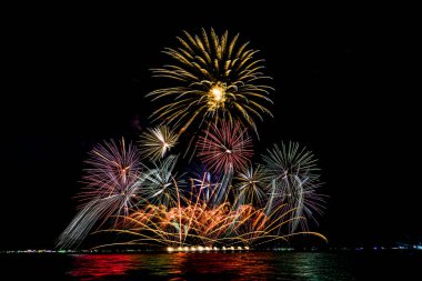 Pattaya, Tayland 'daki Uluslararası Havai fişek Festivali' nin güzel havai fişekleri. Siyah arkaplanda gösteriliyor.