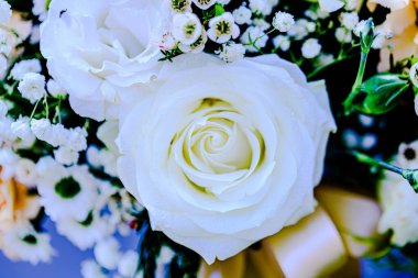 Güzel çiçek süslemeleri, çiçek arka planı, düğün dekorasyonu, gül deseni, renkli arka plan, bir demet çiçek.