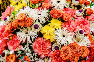 Güzel çiçek süslemeleri, çiçek arka planı, düğün dekorasyonu, gül deseni, renkli arka plan, bir demet çiçek.