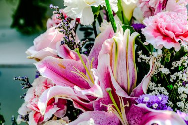 Güzel çiçek süslemeleri, çiçek arka planı, düğün dekorasyonu, gül deseni, renkli arka plan, bir demet çiçek.