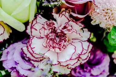 Güzel çiçek süslemeleri, çiçek arka planı, düğün dekorasyonu, gül deseni, renkli arka plan, bir demet çiçek.