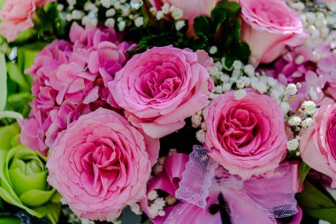 Güzel çiçek süslemeleri, çiçek arka planı, düğün dekorasyonu, gül deseni, renkli arka plan, bir demet çiçek.