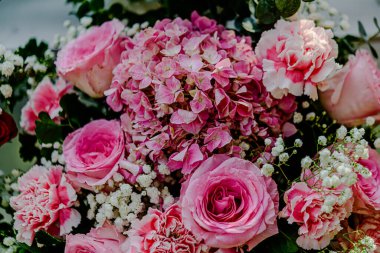 Güzel çiçek süslemeleri, çiçek arka planı, düğün dekorasyonu, gül deseni, renkli arka plan, bir demet çiçek.