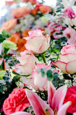 Güzel çiçek süslemeleri, çiçek arka planı, düğün dekorasyonu, gül deseni, renkli arka plan, bir demet çiçek.