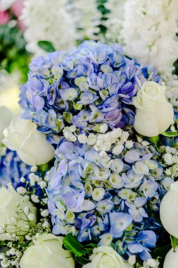 Güzel çiçek süslemeleri, çiçek arka planı, düğün dekorasyonu, gül deseni, renkli arka plan, bir demet çiçek.