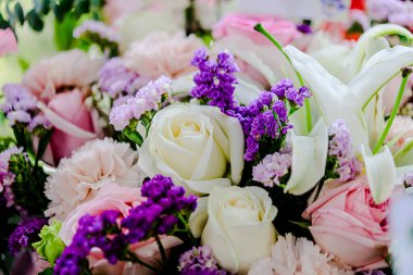 Güzel çiçek süslemeleri, çiçek arka planı, düğün dekorasyonu, gül deseni, renkli arka plan, bir demet çiçek.