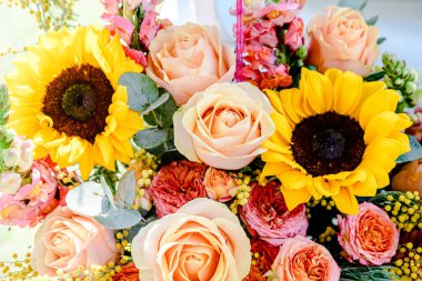 Güzel çiçek süslemeleri, çiçek arka planı, düğün dekorasyonu, gül deseni, renkli arka plan, bir demet çiçek.