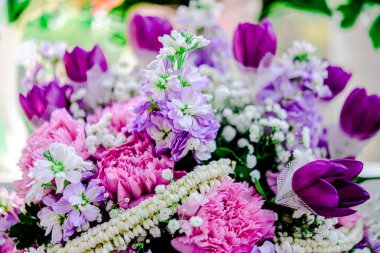 Güzel çiçek süslemeleri, çiçek arka planı, düğün dekorasyonu, gül deseni, renkli arka plan, bir demet çiçek.