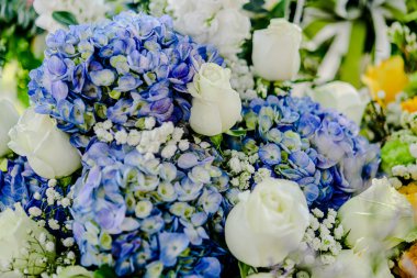 Güzel çiçek süslemeleri, çiçek arka planı, düğün dekorasyonu, gül deseni, renkli arka plan, bir demet çiçek.