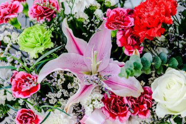 Güzel çiçek süslemeleri, çiçek arka planı, düğün dekorasyonu, gül deseni, renkli arka plan, bir demet çiçek.