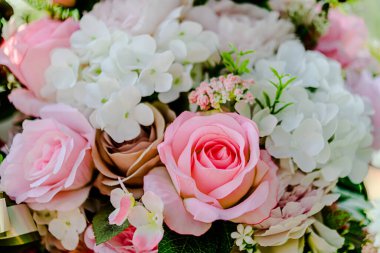 Güzel çiçek süslemeleri, çiçek arka planı, düğün dekorasyonu, gül deseni, renkli arka plan, bir demet çiçek.