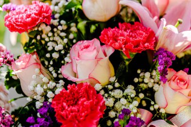 Güzel çiçek süslemeleri, çiçek arka planı, düğün dekorasyonu, gül deseni, renkli arka plan, bir demet çiçek.