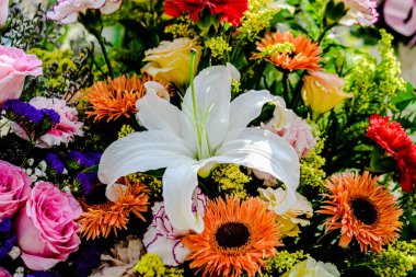 Güzel çiçek süslemeleri, çiçek arka planı, düğün dekorasyonu, gül deseni, renkli arka plan, bir demet çiçek.