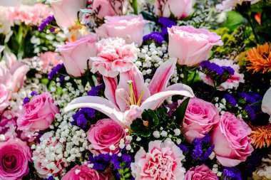 Güzel çiçek süslemeleri, çiçek arka planı, düğün dekorasyonu, gül deseni, renkli arka plan, bir demet çiçek.