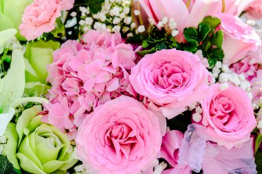 Güzel çiçek süslemeleri, çiçek arka planı, düğün dekorasyonu, gül deseni, renkli arka plan, bir demet çiçek.