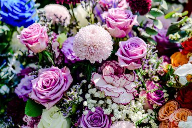 Güzel çiçek süslemeleri, çiçek arka planı, düğün dekorasyonu, gül deseni, renkli arka plan, bir demet çiçek.