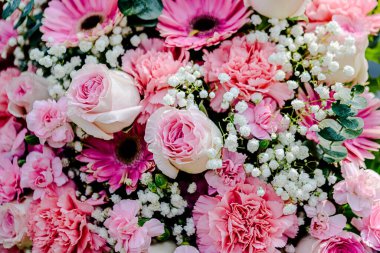 Güzel çiçek süslemeleri, çiçek arka planı, düğün dekorasyonu, gül deseni, renkli arka plan, bir demet çiçek.