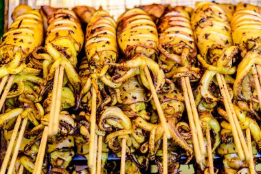 Yumurtalı ızgara kalamar, denemek için lezzetli malzemelerle ünlü Tayland yemeklerinden biri, yol kenarında satmak, ve Tayland çevresinde gıda dükkanları.