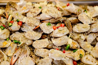 Taze Turşulu Mavi Yengeç, Tayland 'ın ünlü yemeklerinden biri, denemek için çeşitli lezzetli malzemeler, yol kenarında satmak, ve Tayland çevresinde gıda dükkanları.