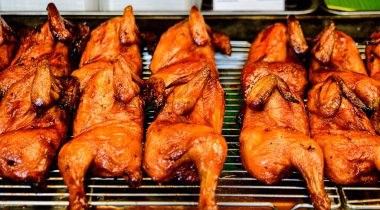 Yarısı ızgara tavuk, Tayland 'ın ünlü yemeklerinden biri, yol kenarında, alışveriş merkezinde ya da Tayland' ın etrafındaki dükkanlarda çeşitli malzemeler satılıyor..