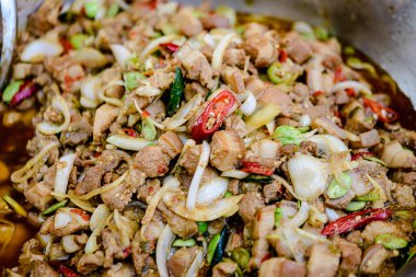 Karıştırılmış baharatlı domuz eti denemek için çeşitli lezzetli malzemelerle ünlü Tayland yemekleri, yol kenarında, alışveriş merkezinde ya da Tayland 'ın etrafındaki dükkanlarda satılıyor..