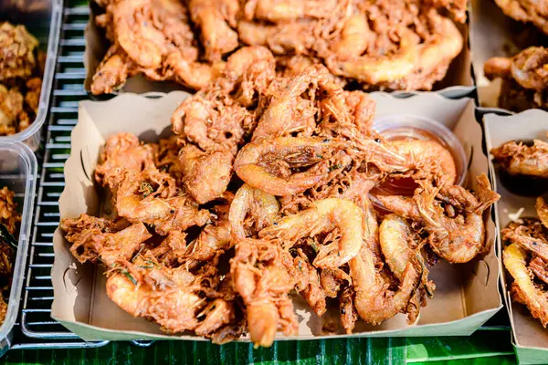 Un ile kızartılmış karides, denemek için lezzetli malzemelerle ünlü Tayland yemeklerinden biri, yol kenarında satmak, ve Tayland çevresinde gıda dükkanları.