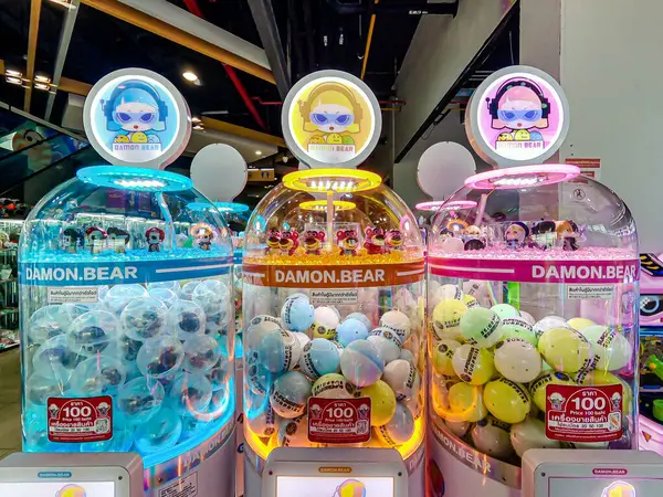 Popüler çizgi film ve animasyon dizilerinden ünlü karakter figürleri. Seçici bir odak noktasında halka gösterilmiştir.