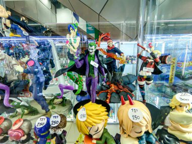 Popüler çizgi film ve animasyon dizilerinden ünlü karakter figürleri. Seçici bir odak noktasında halka gösterilmiştir.