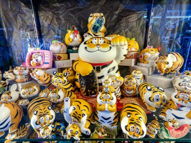 Popüler çizgi film ve animasyon dizilerinden ünlü karakter figürleri. Seçici bir odak noktasında halka gösterilmiştir.