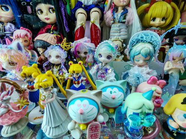 Popüler çizgi film ve animasyon dizilerinden ünlü karakter figürleri. Seçici bir odak noktasında halka gösterilmiştir.