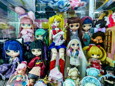 Popüler çizgi film ve animasyon dizilerinden ünlü karakter figürleri. Seçici bir odak noktasında halka gösterilmiştir.