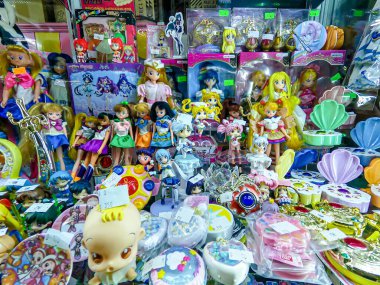 Popüler çizgi film ve animasyon dizilerinden ünlü karakter figürleri. Seçici bir odak noktasında halka gösterilmiştir.