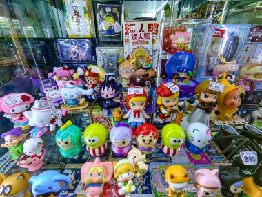 Popüler çizgi film ve animasyon dizilerinden ünlü karakter figürleri. Seçici bir odak noktasında halka gösterilmiştir.