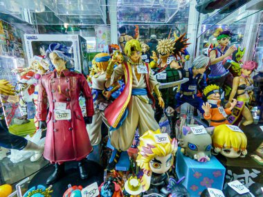 Popüler çizgi film ve animasyon dizilerinden ünlü karakter figürleri. Seçici bir odak noktasında halka gösterilmiştir.