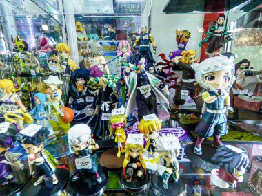 Popüler çizgi film ve animasyon dizilerinden ünlü karakter figürleri. Seçici bir odak noktasında halka gösterilmiştir.