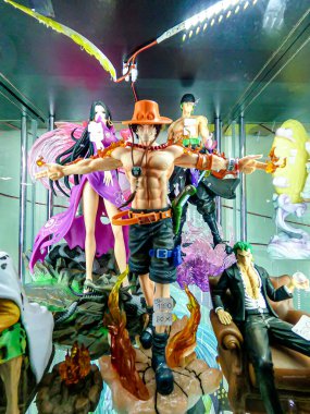 Popüler çizgi film ve animasyon dizilerinden ünlü karakter figürleri. Seçici bir odak noktasında halka gösterilmiştir.