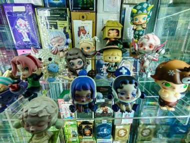 Popüler çizgi film ve animasyon dizilerinden ünlü karakter figürleri. Seçici bir odak noktasında halka gösterilmiştir.