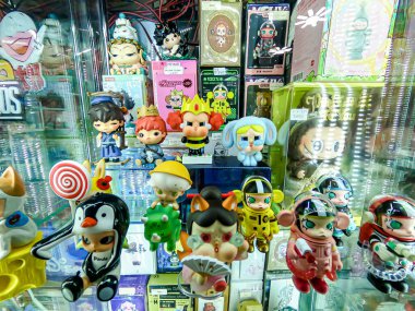 Popüler çizgi film ve animasyon dizilerinden ünlü karakter figürleri. Seçici bir odak noktasında halka gösterilmiştir.