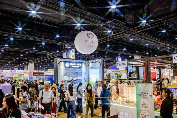 Sergi etkinliği, birçok yerli ve turistin geldiği Kraliçe Sirikit Ulusal Kongre Merkezi 'nde (QSNCC) Tayland ve Denizaşırı Seyahat etkinliği. Bangkok, Tayland. - 9 Mart 2025.