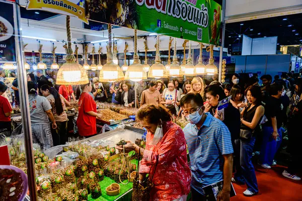 Sergi etkinliği, birçok yerli ve turistin geldiği Kraliçe Sirikit Ulusal Kongre Merkezi 'nde (QSNCC) Tayland ve Denizaşırı Seyahat etkinliği. Bangkok, Tayland. - 9 Mart 2025.