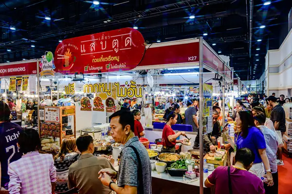 Sergi etkinliği, birçok yerli ve turistin geldiği Kraliçe Sirikit Ulusal Kongre Merkezi 'nde (QSNCC) Tayland ve Denizaşırı Seyahat etkinliği. Bangkok, Tayland. - 9 Mart 2025.