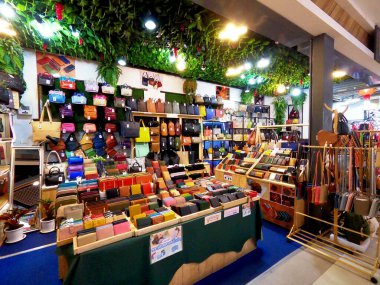 Bangkok, Tayland. - 15 Mart 2025: MIXT Chatuchak 'ta alışveriş ve turistler için oyuncaklar, hediyelik eşyalar ve diğerleri satılıyor. Fotoğraf seçici bir odak noktasıyla çekildi.