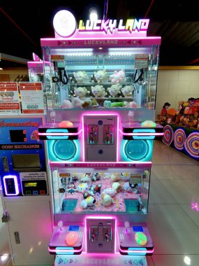 Bangkok Tayland, 15 Mart 2025, Bangkok 'taki MIXT Chatuchak' ta değişik türde oyuncak bebekleri olan pençe makineleri.