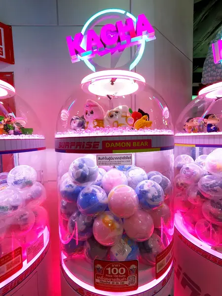 Bangkok Tayland, 15 Mart 2025, Bangkok 'taki MIXT Chatuchak' ta değişik türde oyuncak bebekleri olan pençe makineleri.